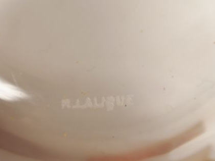 R. LALIQUE. Suite de 11 bols à mains "Sèvres" en verre rosé (une micro