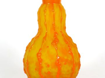 Le Verre Français. Vase "coloquinte" en verre marbré orange sur fond j
