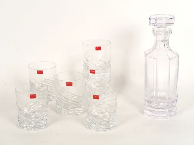 BACCARAT. Suite de 6 verres à whisky en cristal.  Signés. On y joint u