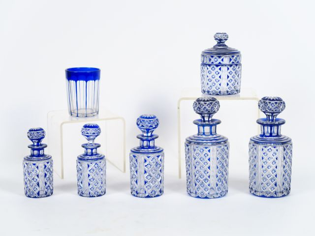 Garniture de toilette en cristal de Bohème bicolore. Comprenant une su