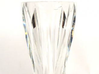Vente aux enchères SAINT LOUIS. Vase en cristal taillé. Signé. H. 27,5 cm