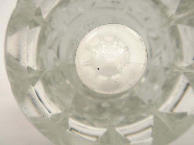 SAINT LOUIS. Vase en cristal taillé. Signé. H. 27,5 cm