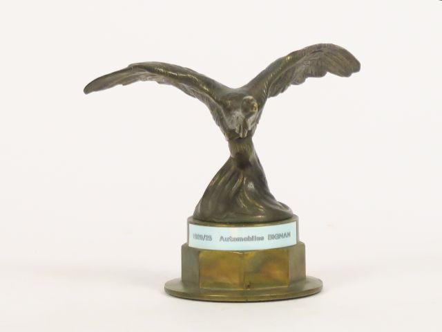 JACTEL. Mascotte en bronze figurant un cygne en vol pour les automobil