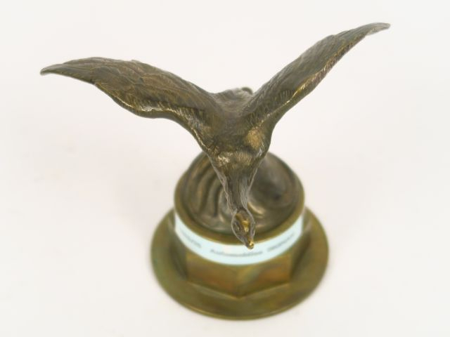 JACTEL. Mascotte en bronze figurant un cygne en vol pour les automobil