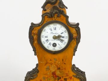 Petit cartel d'alcôve de style Louis XV en vernis Martin, à décor de f