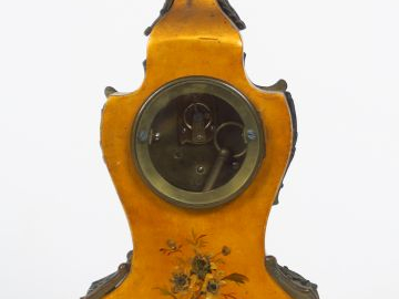 Petit cartel d'alcôve de style Louis XV en vernis Martin, à décor de f