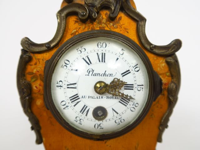 Petit cartel d'alcôve de style Louis XV en vernis Martin, à décor de f