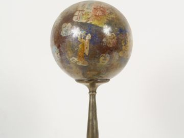 Boule porte-perruque en verre et papier peint. Reposant sur un socle e
