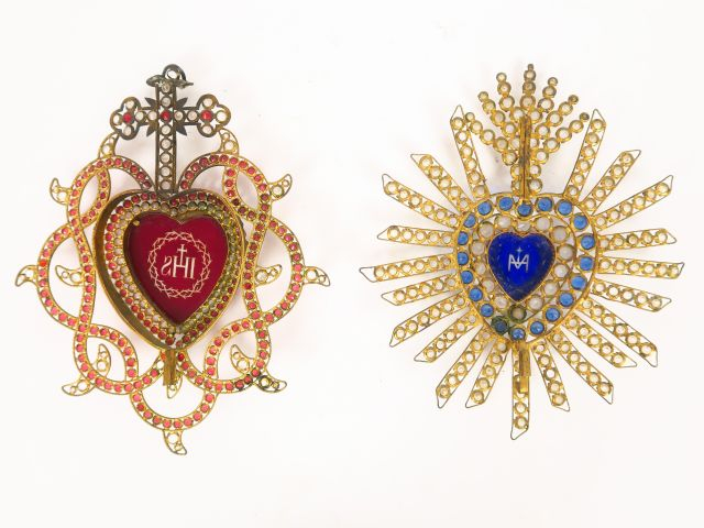 Deux différents ex-voto Napoléon III en laiton et verroteries (petits 