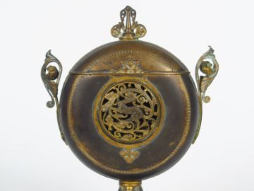 Vide-poche ou boite couverte XIXème de style Renaissance en bronze et 