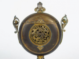 Vente aux enchères Vide-poche ou boite couverte XIXème de style Renaissance en bronze et 