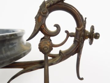 Coupe sur pied Napoléon III en marbre gris turquin et bronze, à décor 
