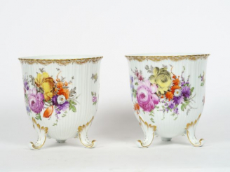 Vente aux enchères Paire de cache-pots tripodes XIXème en porcelaine allemande, à décor d