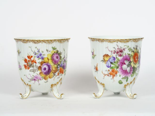Paire de cache-pots tripodes XIXème en porcelaine allemande, à décor d