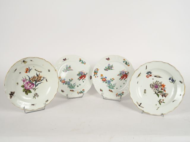 Paire d’assiettes en porcelaine de Saxe, décor dit « Kakiemon ». On y 