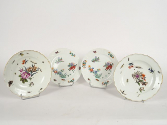 Vente aux enchères Paire d’assiettes en porcelaine de Saxe, décor dit « Kakiemon ». On y 