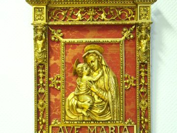 Cadre de style Renaissance en bronze doré, à décor de Vierge à l'Enfan