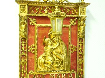 Cadre de style Renaissance en bronze doré, à décor de Vierge à l'Enfan