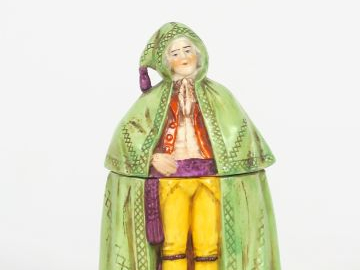 Pot à tabac en faïence fine polychrome figurant un gentilhomme à la ca