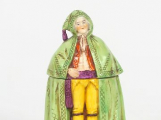 Vente aux enchères Pot à tabac en faïence fine polychrome figurant un gentilhomme à la ca