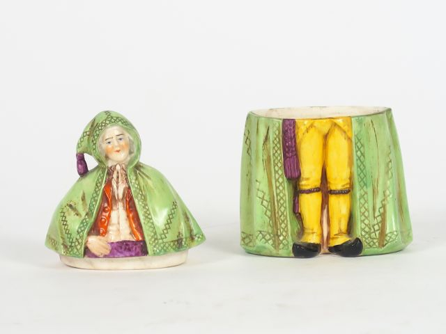 Pot à tabac en faïence fine polychrome figurant un gentilhomme à la ca