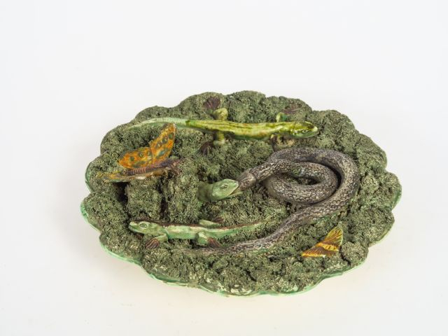 Assiette en céramique portugaise, à décor en relief de lézards, de ser