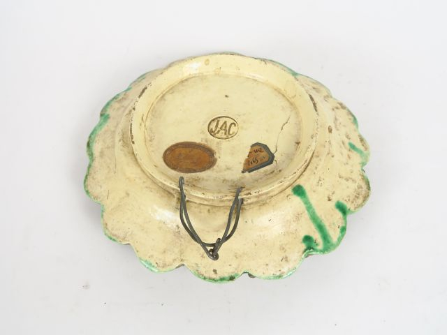 Assiette en céramique portugaise, à décor en relief de lézards, de ser