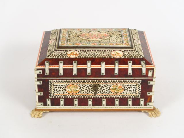 Coffret à bijoux de style indo-persan en ivoire et écaille, à décor d'