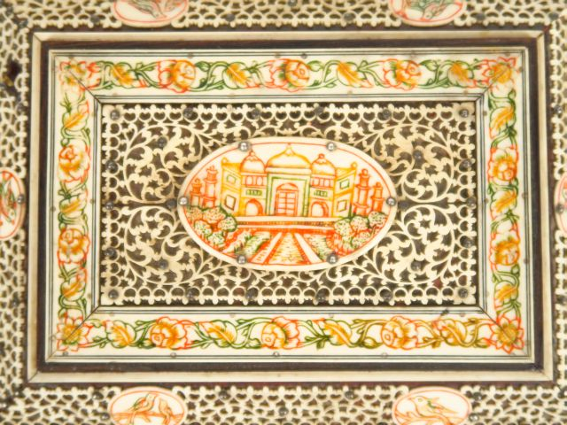 Coffret à bijoux de style indo-persan en ivoire et écaille, à décor d'
