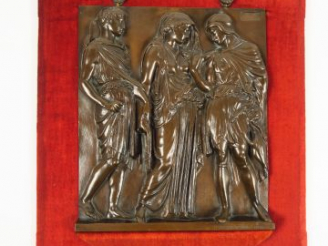 Vente aux enchères Bas-relief en bronze à patine brune figurant trois personnages à l'ant