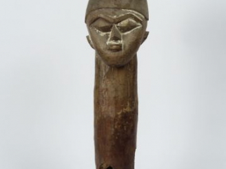 Vente aux enchères Tête piquet Lobi baathil. Burkina Faso H. 55 cm