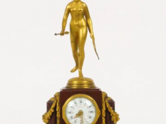 Vente aux enchères Petite pendule de style Louis XVI en marbre rouge et bronze doré, surm
