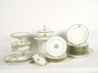 Vente aux enchères Partie de service de table en porcelaine blanche, à décor de liserés b