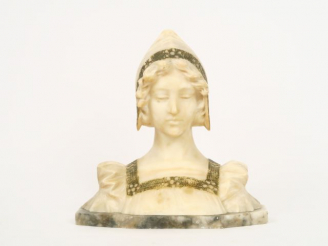 Vente aux enchères Sculpture fin XIXème - début Xxème en albâtre "Jeune femme à la coiffe