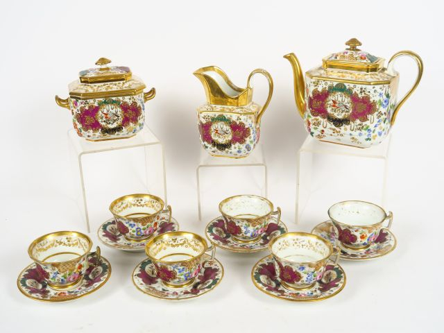 Sevice à thé Restauration en porcelaine de Paris, à décor émaillé poly
