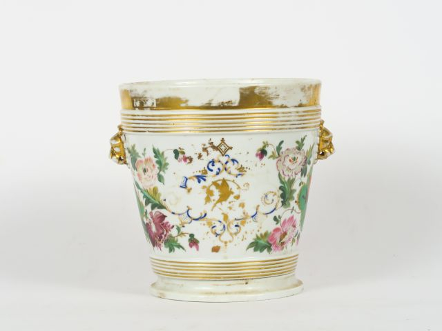 Cache-pot Restauration en porcelaine, à décor polychrome et doré de br