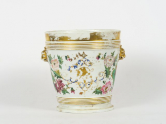 Vente aux enchères Cache-pot Restauration en porcelaine, à décor polychrome et doré de br