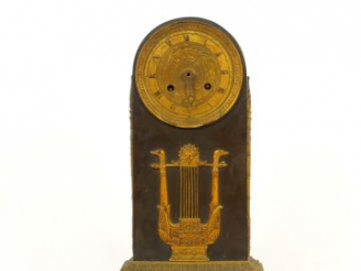 Vente aux enchères Pendule borne Restauration en tôle et bronze doré, à décor de lyre, de