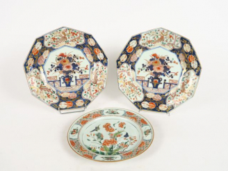 Vente aux enchères Paire d’assiettes à pans coupés XIXème en porcelaine polychrome d’Imar