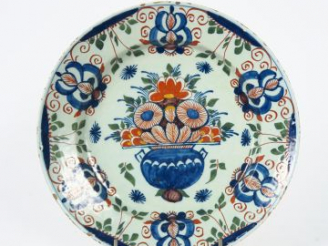 Vente aux enchères Plat XVIIIème en faïence polychrome de Delft (quelques sauts). Diam. 3