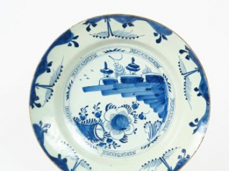 Vente aux enchères Plat XVIIIème en faience de Delft, à décor en camaïeu bleu sur fond bl