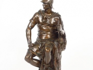 Vente aux enchères P. DUBOIS "Guerrier romain" Sculpture en bronze à patine brune. Signée