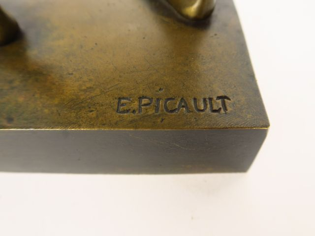 E. PICAULT "Vincere" Sculpture en bronze à patine brune. Signée. H. 48