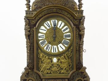 Cartel Napoléon III en marqueterie Boulle sur fond d'écaille. Cadran s