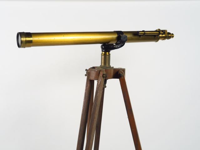 SECRETAN à Paris. Lunette astronomique et différents accessoires et él
