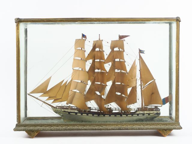 Maquette de bateau à voiles fin XIXème, dans sa vitrine (verre acciden