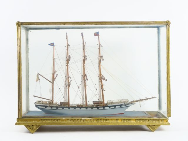 Maquette de bateau dans une vitrine (accidentée). Dim.avec la vitrine 