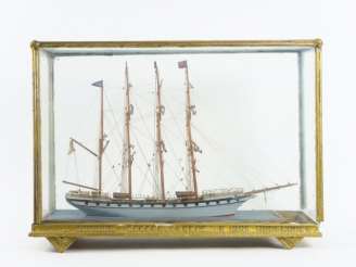 Vente aux enchères Maquette de bateau dans une vitrine (accidentée). Dim.avec la vitrine 