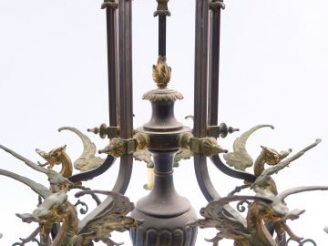 Vente aux enchères Grand lustre Napoléon III en bronze, à décor de chimères, éclairant à 