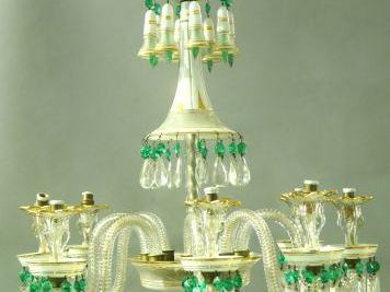 BACCARAT. Lustre à pampilles en cristal bicolore, éclairant à huit lum